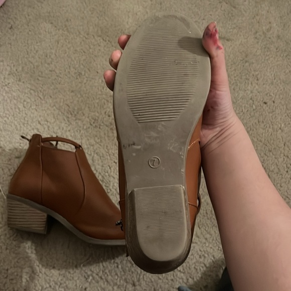 Tan booties size 7 - Picture 2 of 2